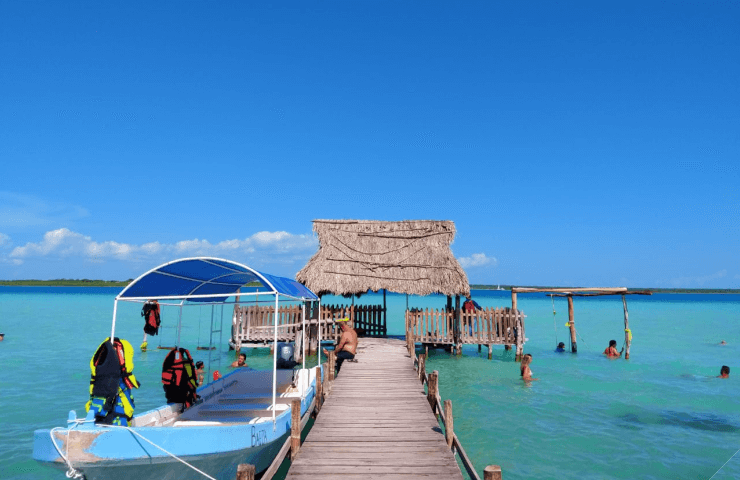 Bacalar y la Laguna de 7 colores